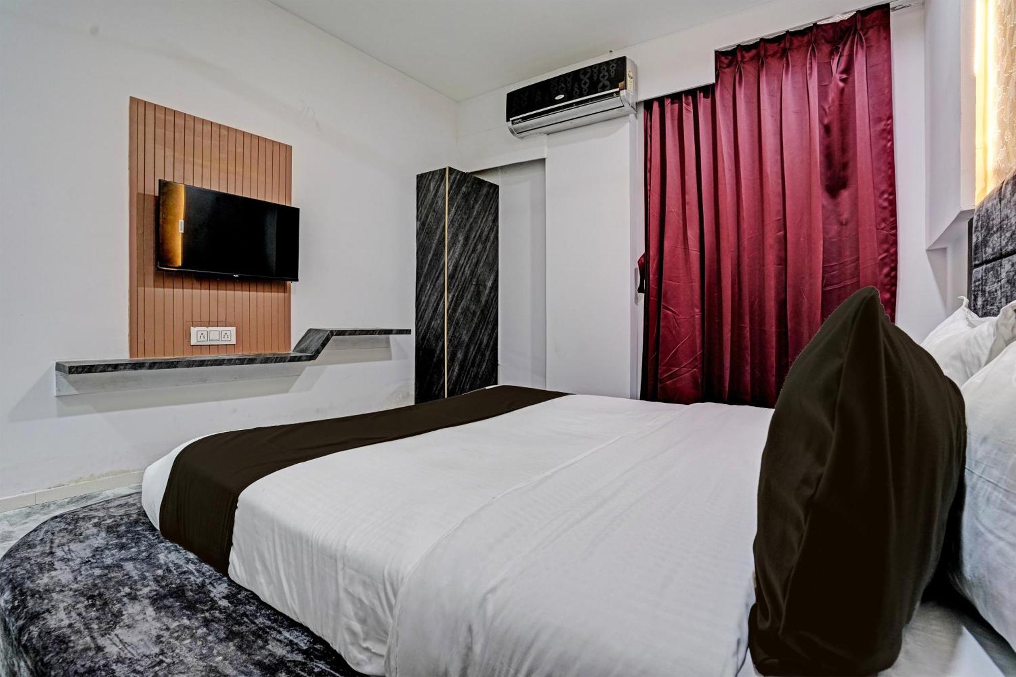 Hotel O Star Galaxy Surate Extérieur photo