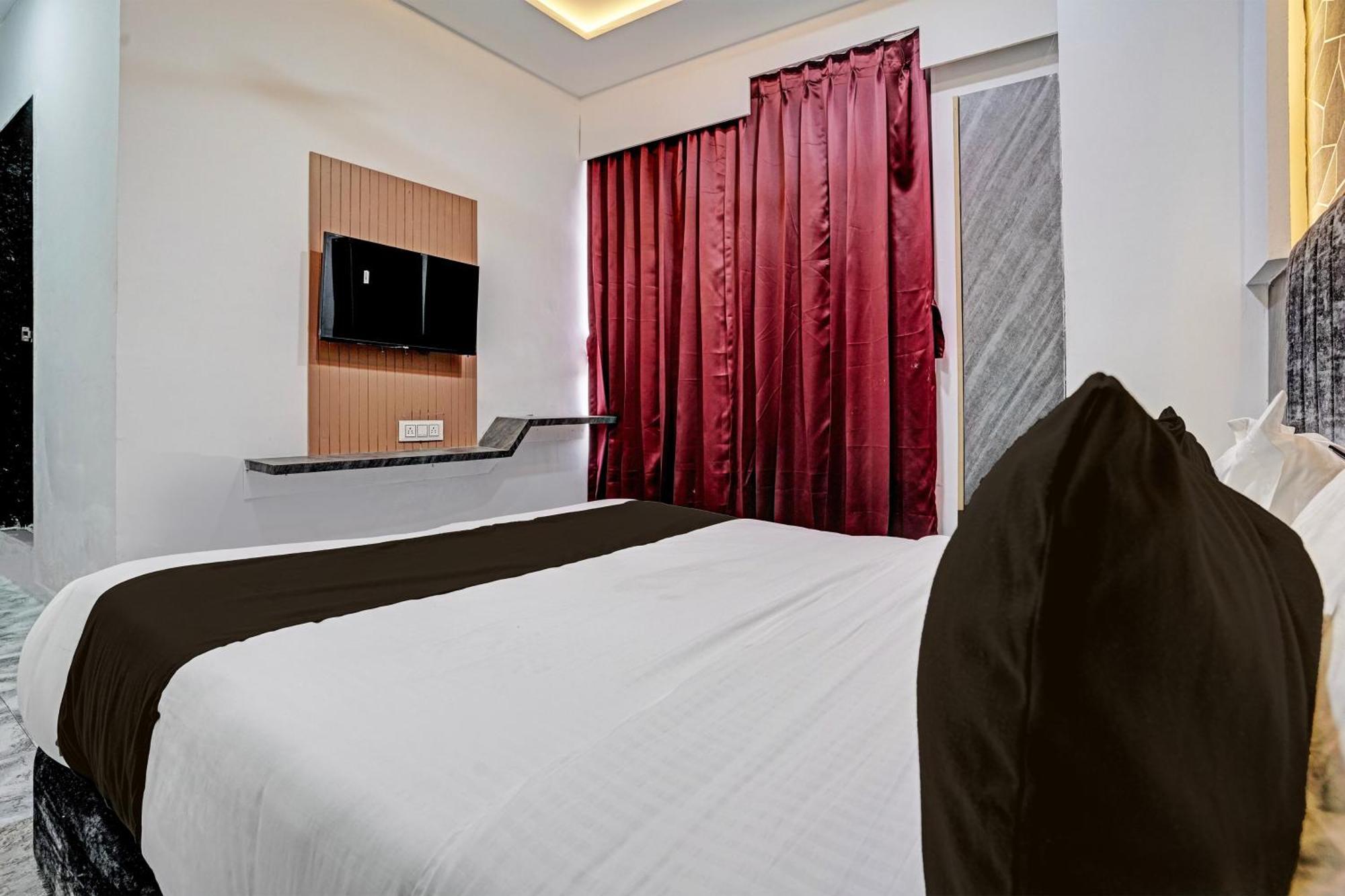 Hotel O Star Galaxy Surate Extérieur photo