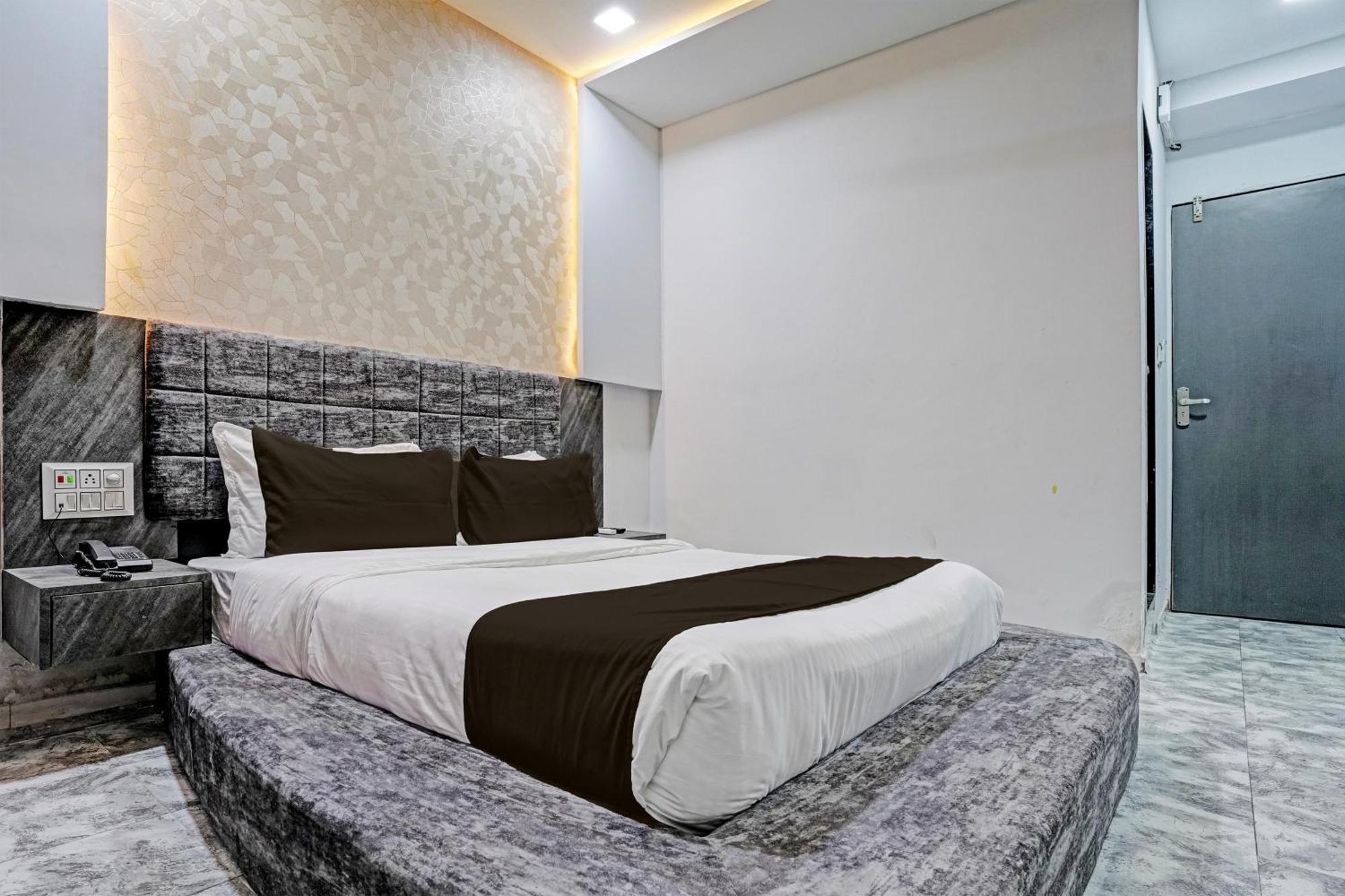 Hotel O Star Galaxy Surate Extérieur photo