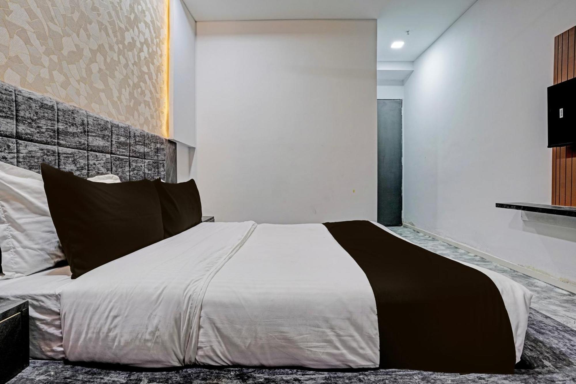 Hotel O Star Galaxy Surate Extérieur photo
