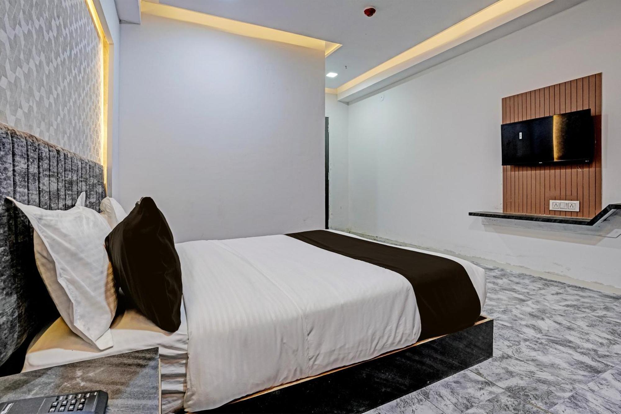 Hotel O Star Galaxy Surate Extérieur photo