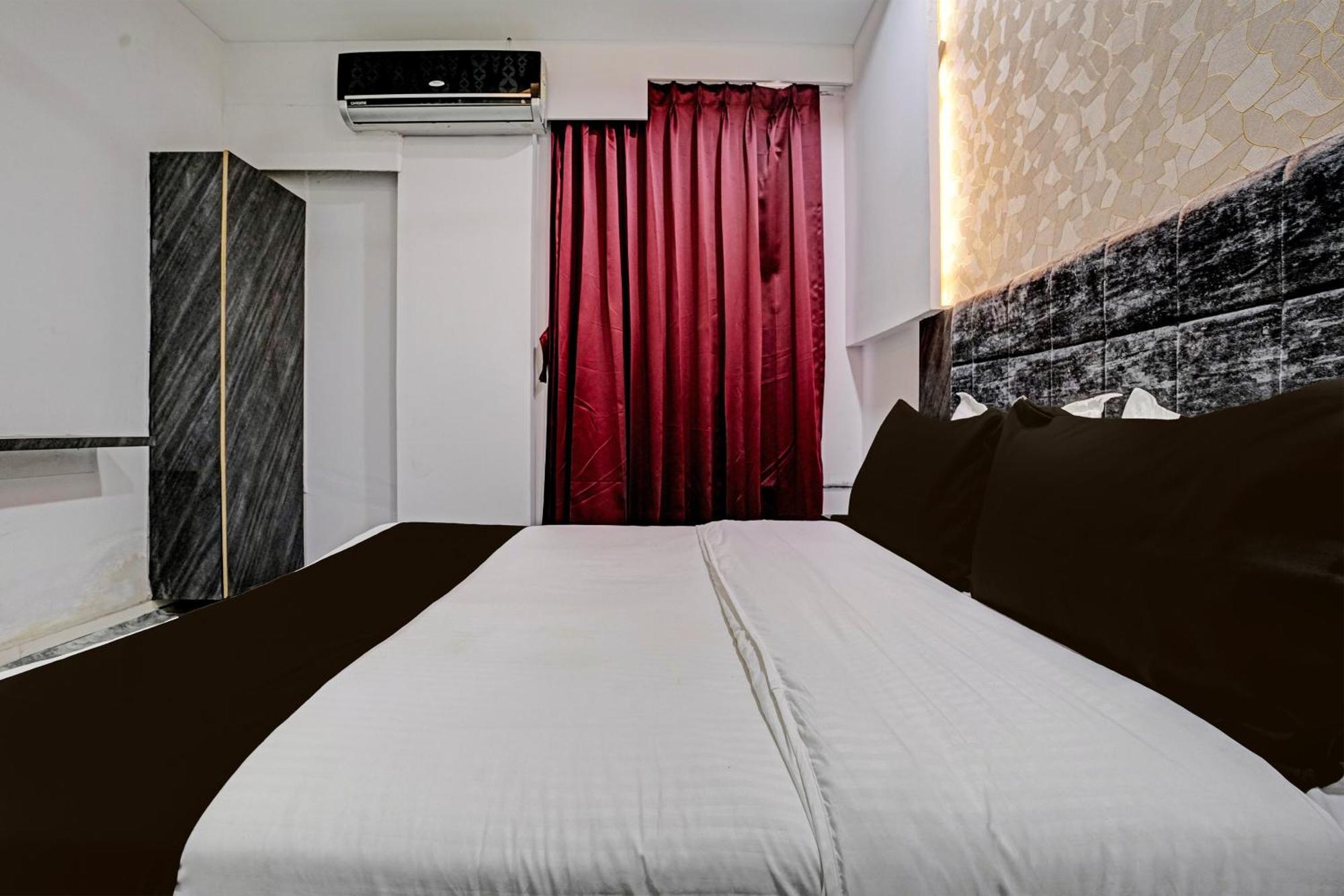 Hotel O Star Galaxy Surate Extérieur photo