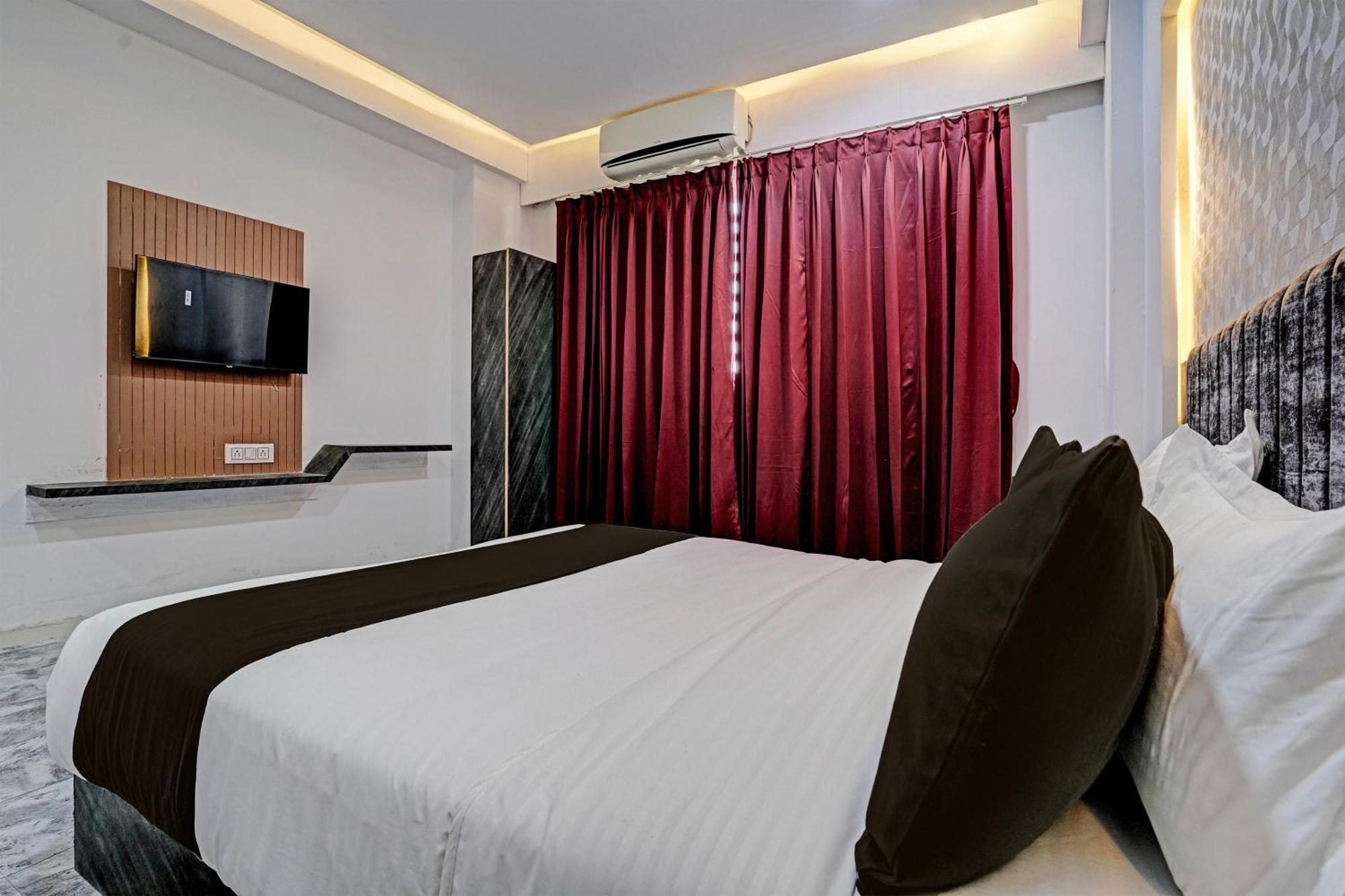 Hotel O Star Galaxy Surate Extérieur photo