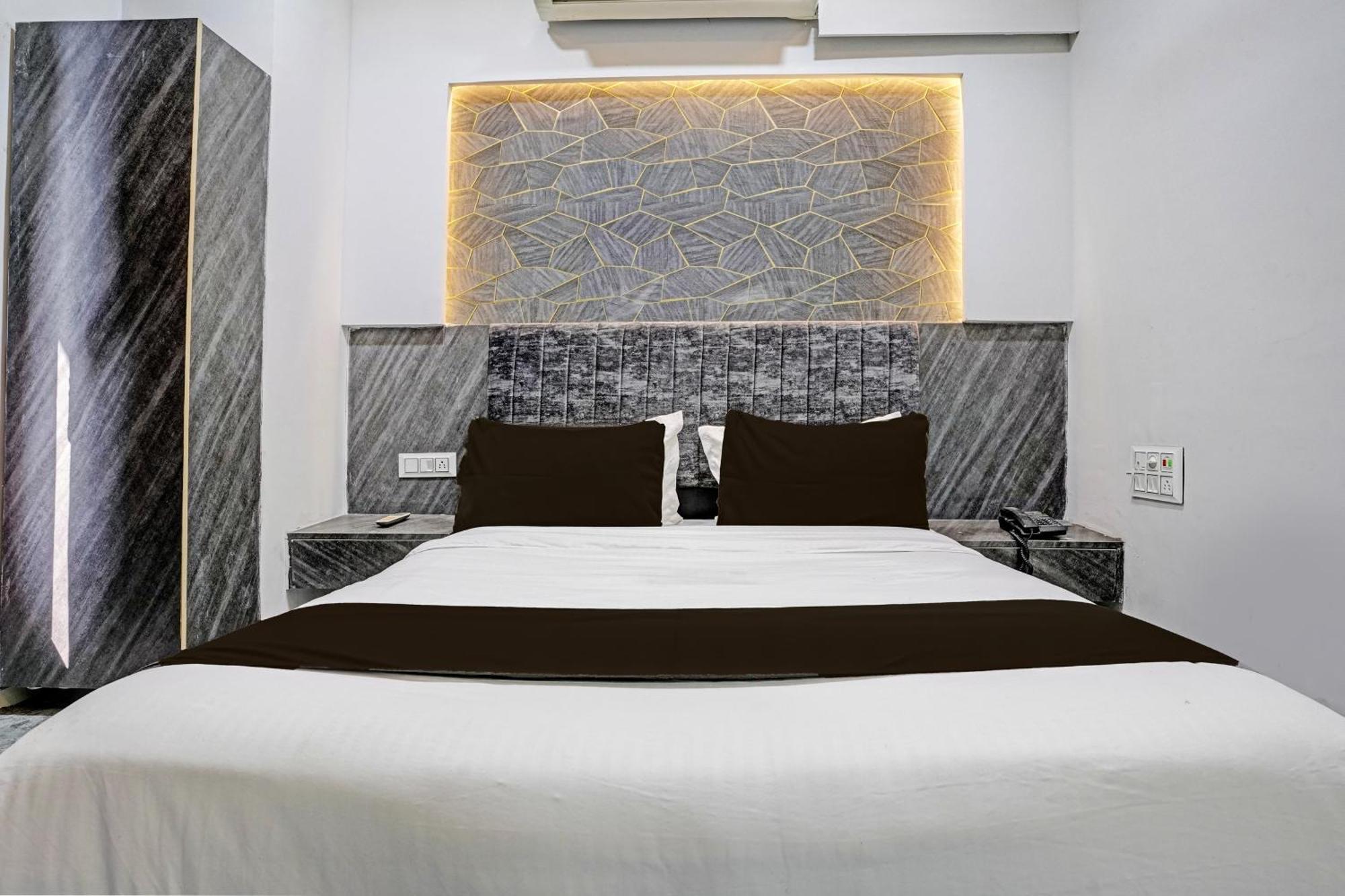 Hotel O Star Galaxy Surate Extérieur photo