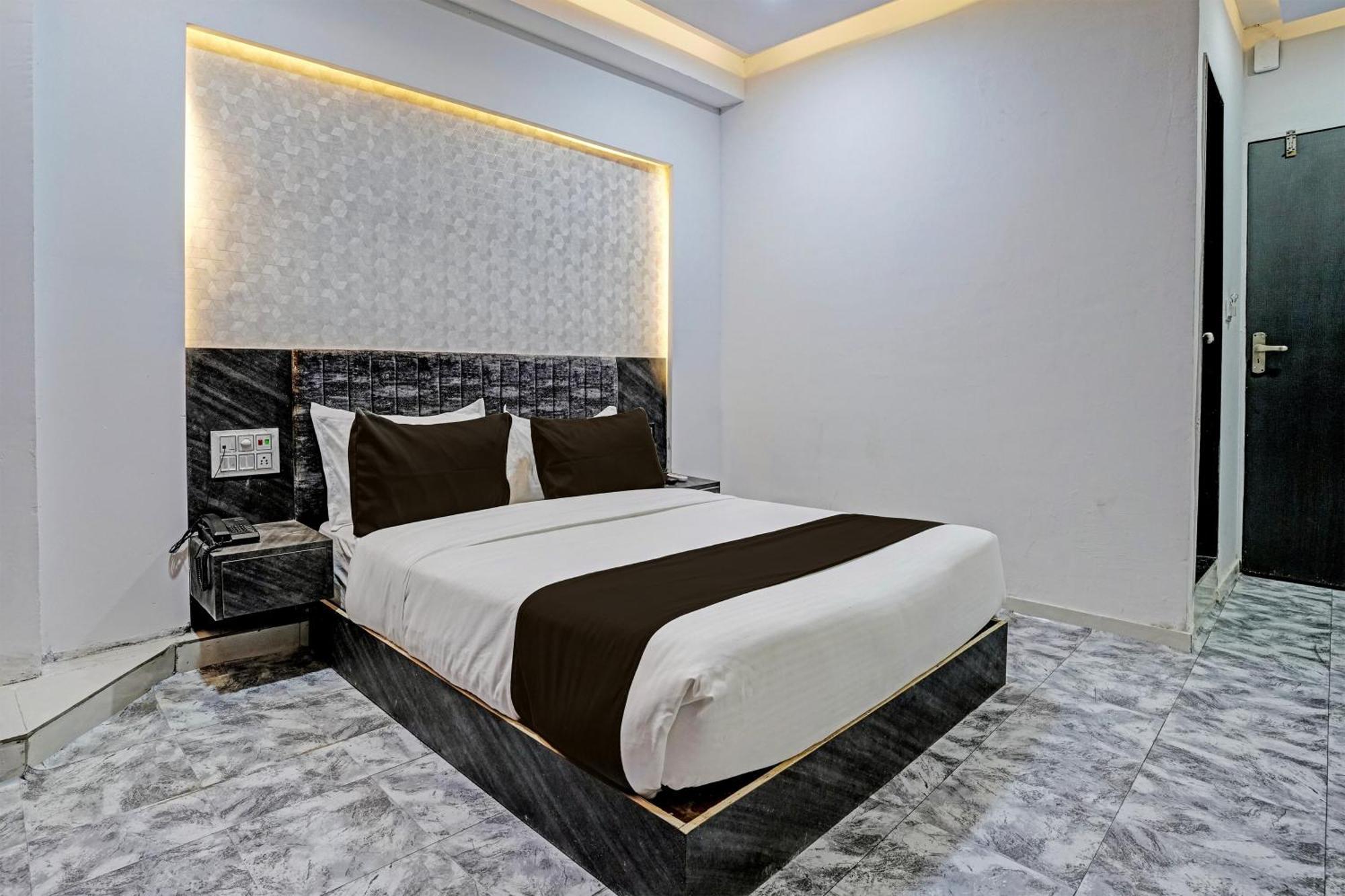 Hotel O Star Galaxy Surate Extérieur photo